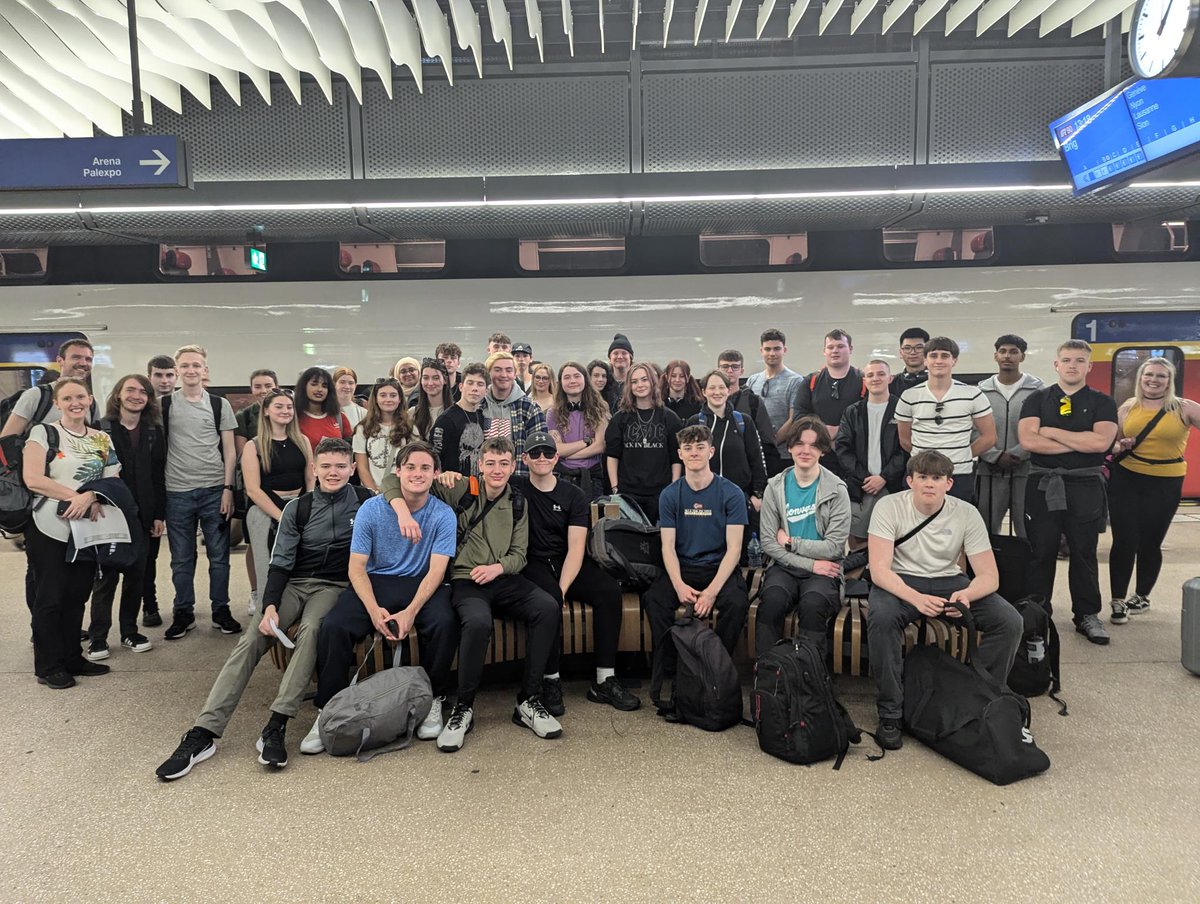 LUSoM_'s tweet photo. Year 12 have arrived in Geneva π¨π They have a fantastic weekend ahead visiting the UN Headquarters, a boat trip on Lake Geneva and a tour of CERN. Hope you all have a great time #lusom #mathsschool #CERN #Geneva https://t.co/ORAZLJGL6Q