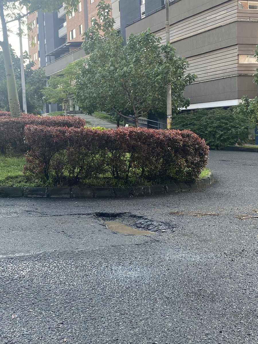 Señores <a href="/AlcaldiadeMed/">Alcaldía de Medellín</a> un reporte para evitar un accidente mayor en este cráter.
Sector tierra firme