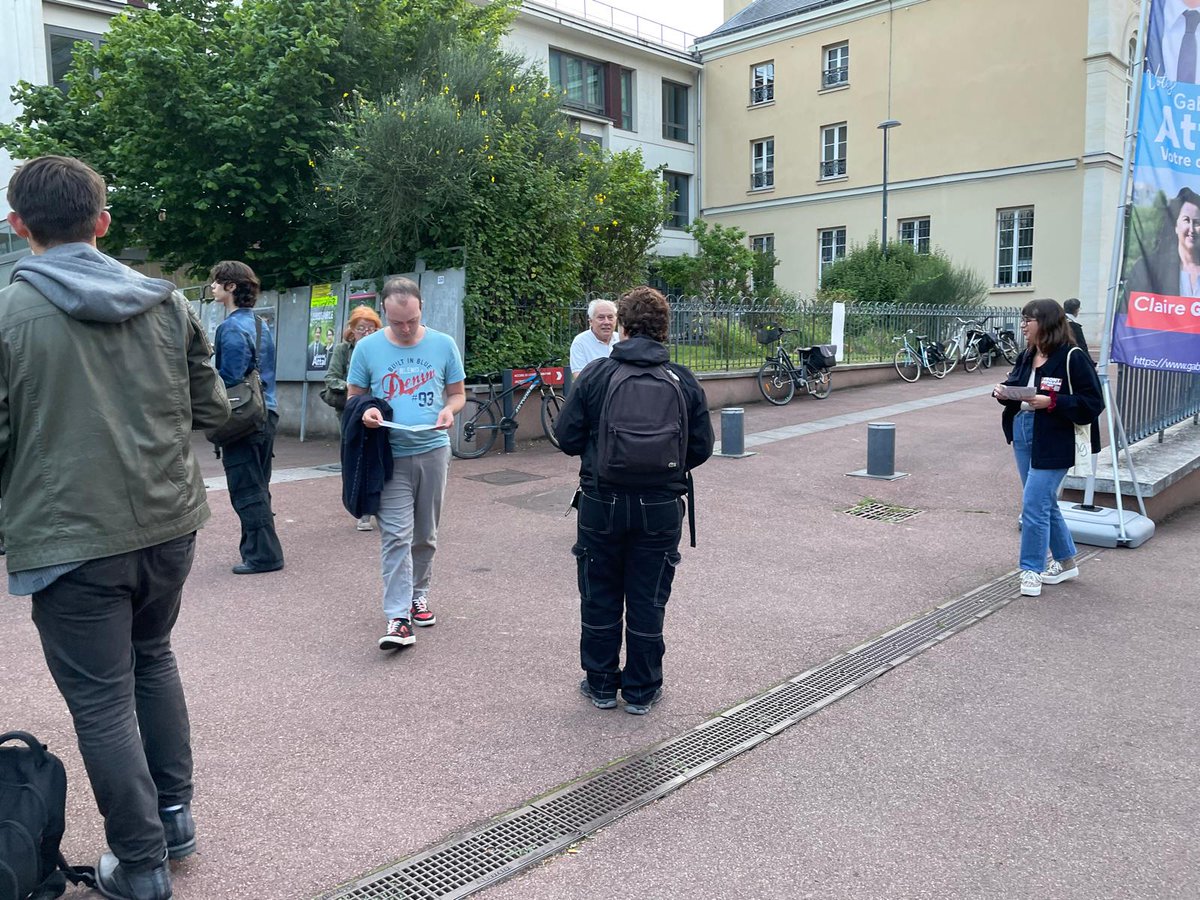 MJCF_Malakoff's tweet photo. Distribution de tracts à la sortie du meeting d'Attal. Nous avons été très bien accueillis, beaucoup semblaient déçus du meeting... https://t.co/KDTjBossvp