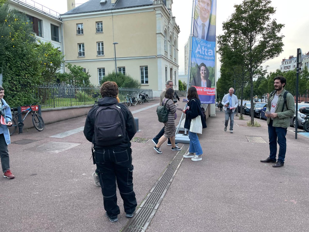 MJCF_Malakoff's tweet photo. Distribution de tracts à la sortie du meeting d'Attal. Nous avons été très bien accueillis, beaucoup semblaient déçus du meeting... https://t.co/KDTjBossvp