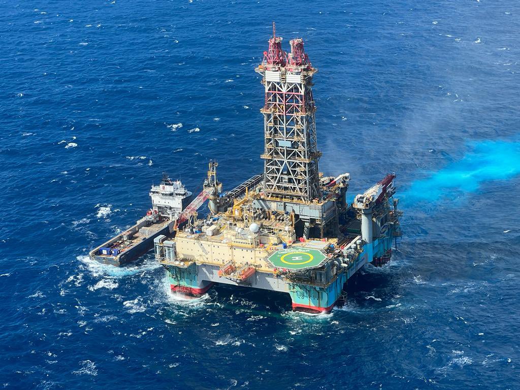 SergioCabrales's tweet photo. Ecopetrol y Petrobras anuncian el inicio de la perforación del pozo Uchuva-2, en el Bloque Tayrona, en el Caribe colombiano, como parte del compromiso de incorporar el gas natural que el país necesita para apalancar la transición energética justa.

Este pozo, que tiene carácter de evaluador, permitirá validar la dimensión del descubrimiento de gas natural anunciado en julio de 2022 en el pozo exploratorio Uchuva-1, ubicado en aguas profundas (837 metros de lámina de agua), aproximadamente a 32 km en línea recta desde el litoral y a 76 km de la ciudad de Santa Marta.

En el Bloque Tayrona, Petrobras es operador con una participación del 44,4% y Ecopetrol con el 55,6%.

https://t.co/wucOf0LS2w