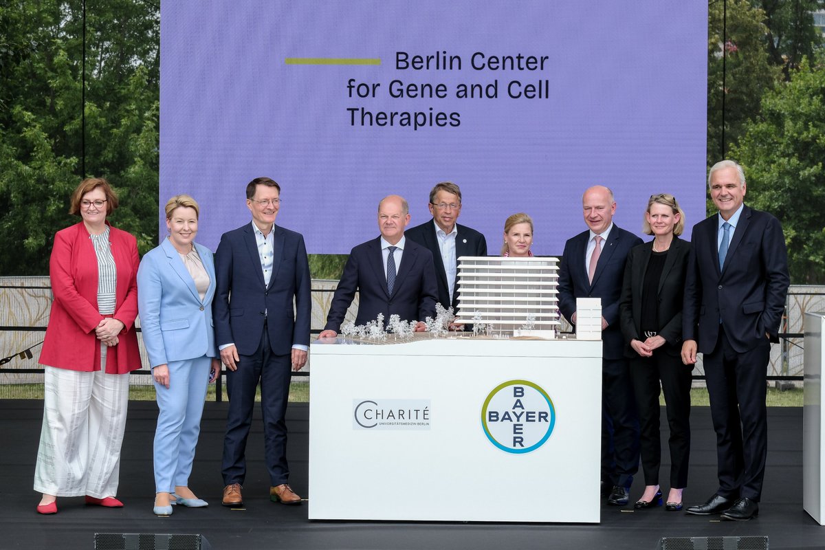 1/2 Gemeinsam für Innovation 🤝: #CharitéBerlin und <a href="/BayerPharma/">Bayer | Pharmaceuticals</a> haben heute im Beisein von <a href="/Bundeskanzler/">Bundeskanzler Friedrich Merz</a> Olaf Scholz und <a href="/RegBerlin/">Senatskanzlei Berlin</a> <a href="/kaiwegner/">Kai Wegner</a> den Startschuss für das Berlin Center for Gene and Cell Therapies gegeben. 🚀 charite.de/service/presse… 📸 Ittermann