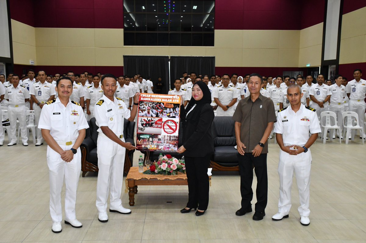Mawilla_1's tweet photo. Taklimat Kesedaran Keselamatan dan Ancaman Keganasan oleh RISLA dalam memberi kesedaran kepada warga agar tidak terpengaruh dan melibatkan diri dengan kumpulan ekstrimis, radikal dan teroris. 

@tldm_rasmi
@MPA_Barat

#BersatuBersediaBerjaya
#3B4one https://t.co/uOXGogeH0O
