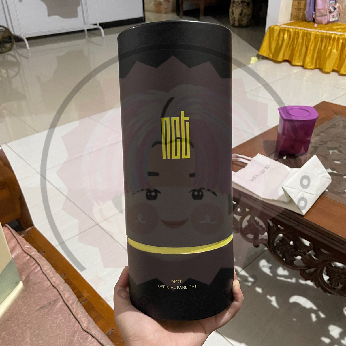 GO_KDYOWOO's tweet photo. halo. aku wts lightstick nct ver.1 preloved lagi ya.. ini punya temen aku~ 

kalian bisa checkout disini, jadinya cm 360k aja!!! 

https://t.co/qatwjFlFyJ

yuk murce bgt bgt 😁 https://t.co/UsfDqKTTkP