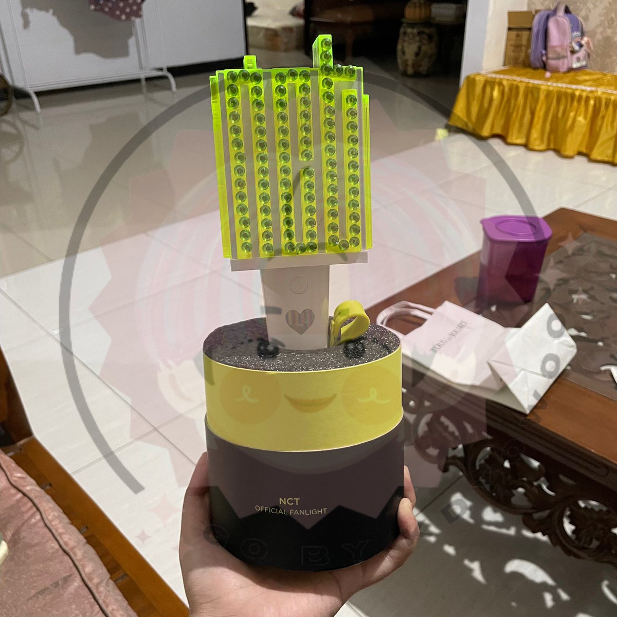 GO_KDYOWOO's tweet photo. halo. aku wts lightstick nct ver.1 preloved lagi ya.. ini punya temen aku~ 

kalian bisa checkout disini, jadinya cm 360k aja!!! 

https://t.co/qatwjFlFyJ

yuk murce bgt bgt 😁 https://t.co/UsfDqKTTkP