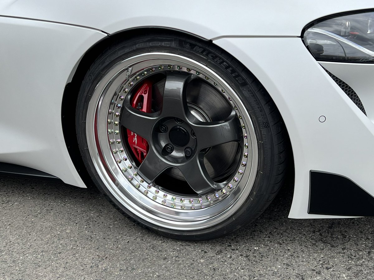 美しいGRスープラ FR車にはやっぱり大径、深リムホイールが似合う