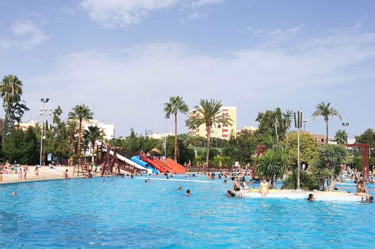 FDMValencia's tweet image. 🏊¡Combate las altas temperaturas en las piscinas municipales de #Valencia!

Este sábado, abrirán sus puertas las piscinas de #Natzaret, con baño libre, y la piscina de Castellar-L’Oliveral, con baño libre y oferta de cursillos.

ℹ️Horarios y tarifas: t.ly/a8JWj