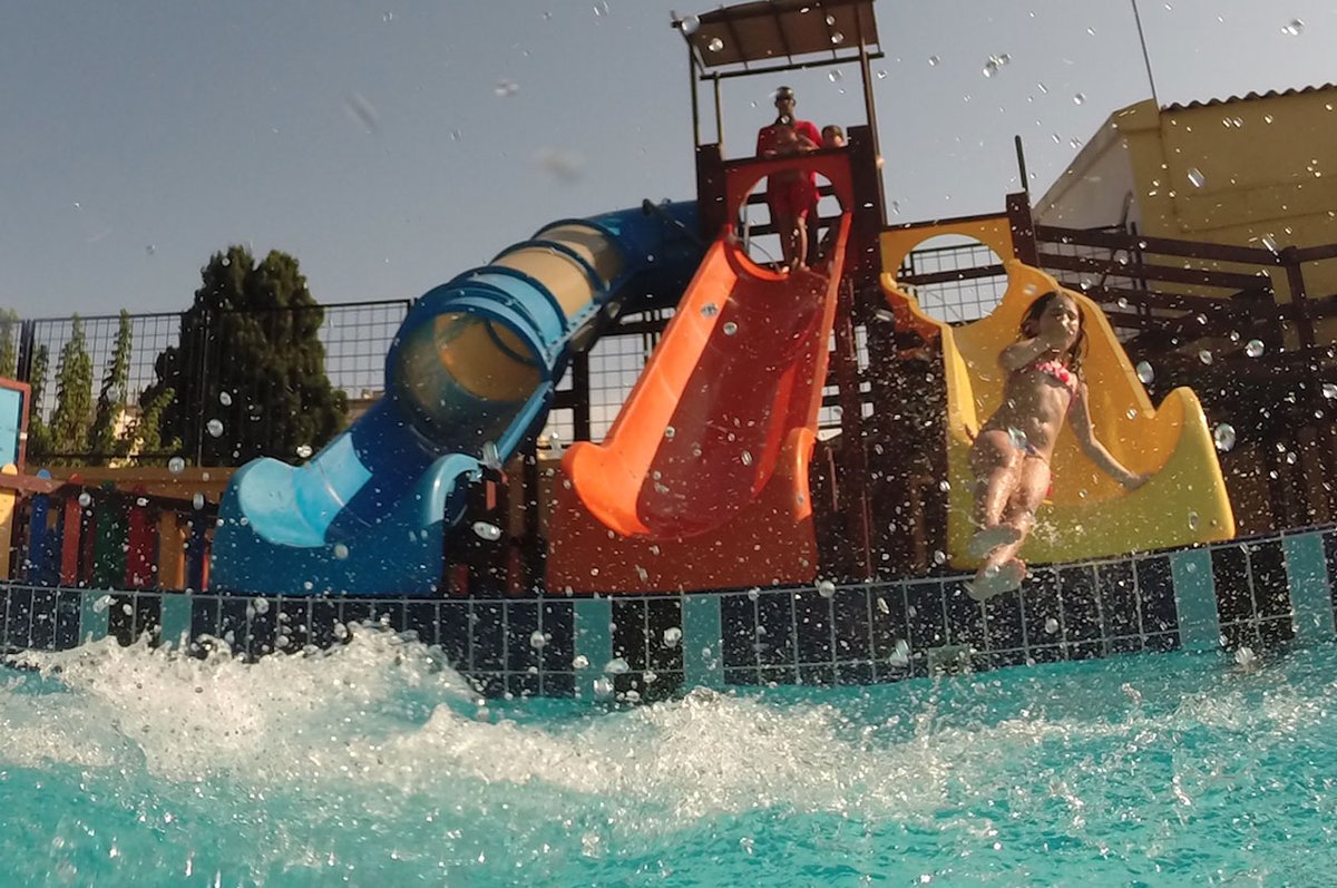 FDMValencia's tweet image. 🏊¡Combate las altas temperaturas en las piscinas municipales de #Valencia!

Este sábado, abrirán sus puertas las piscinas de #Natzaret, con baño libre, y la piscina de Castellar-L’Oliveral, con baño libre y oferta de cursillos.

ℹ️Horarios y tarifas: t.ly/a8JWj
