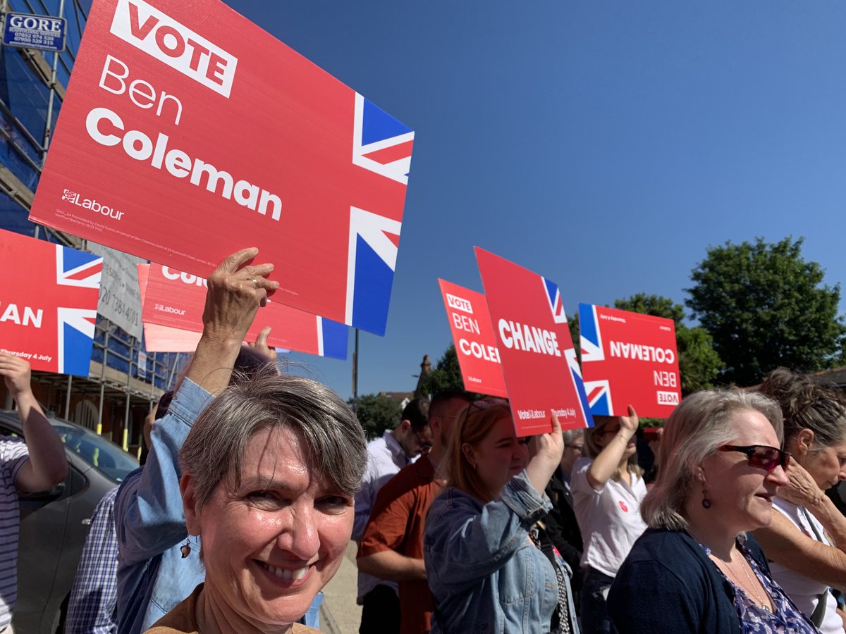 Lang22AdamPeter's tweet photo. Great to be with so many #Labour2Win supporters outside FFC with #LabourBattlebus &amp; @elliereeves @JSmallEdwards for our great candidate ⁦@ChelFulhamBen⁩ #WinWithBen it’s timeforchange @UKLabour ⁦@hammersmithandy⁩ https://t.co/EPUOdM1M78