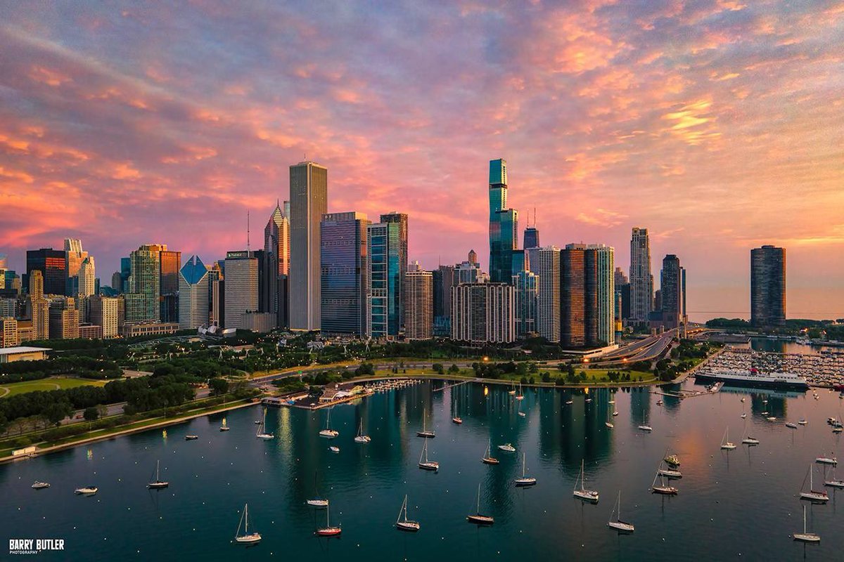 barrybutler9's tweet photo. June morning at Chicago's Monroe Harbor. https://t.co/Ut1YxUVx14