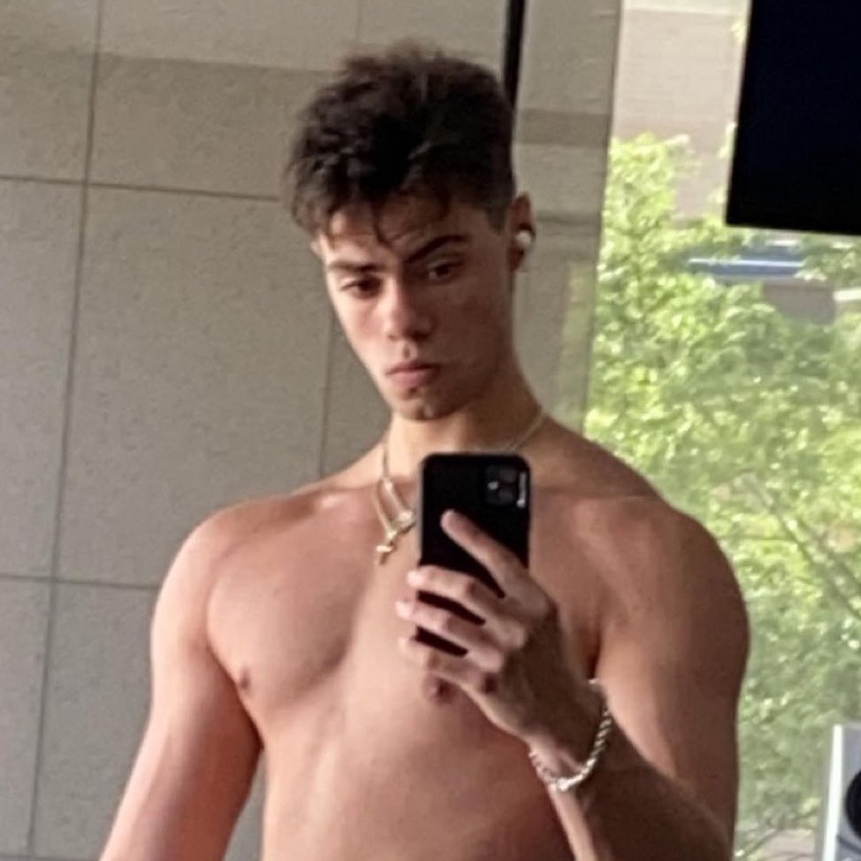 poptime's tweet image. Jogador de League Of Legends termina com sua própria namorada para “se concentrar no jogo”, cinco meses depois dela ter tatuado o nome dele no peito.