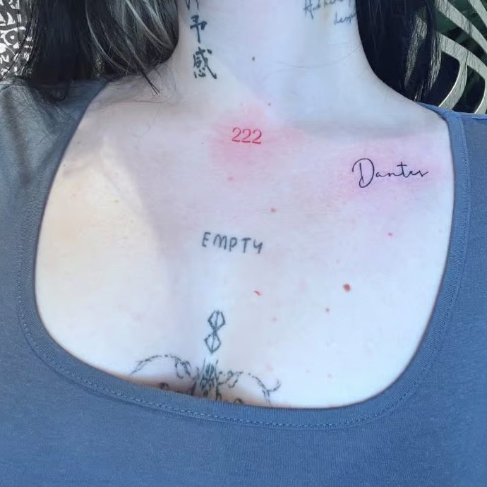 poptime's tweet image. Jogador de League Of Legends termina com sua própria namorada para “se concentrar no jogo”, cinco meses depois dela ter tatuado o nome dele no peito.