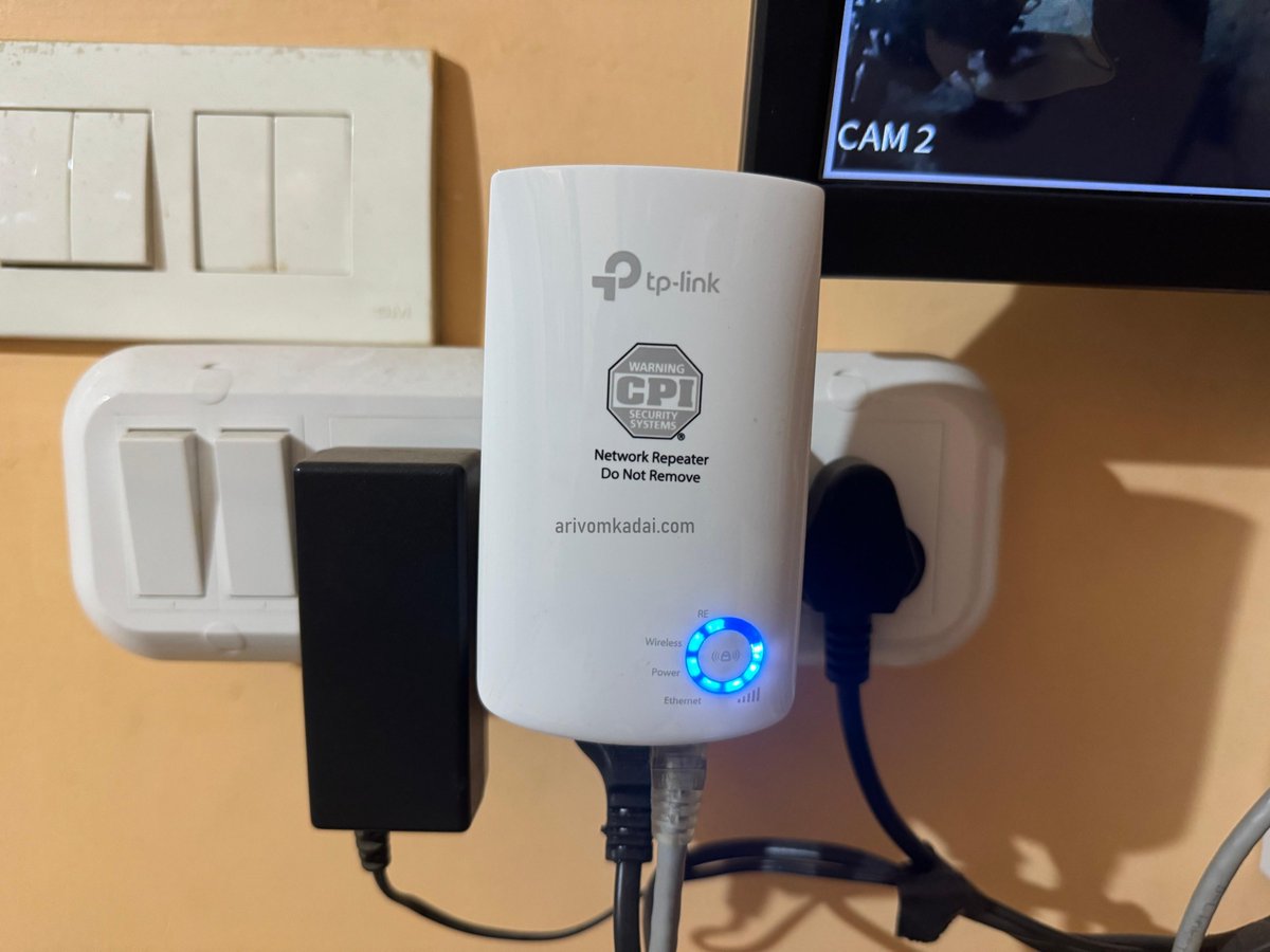 arivomkadaioffi's tweet image. #wifiextender 

Wifi Extender (Brand Name : TP - LINK )

Wifi extender பற்றி ஏற்கனவே எழுதி இருக்கேன்.  இந்த மாடல் நான் சமீபத்தில் வீட்டில் CCTV கேமரா மாட்ட வாங்கினேன்.  உங்க வீட்டில் wifi range சரியாக எல்லா இடத்திலும் கிடைக்கலனா இந்த மாதிரி wifi ரேபிட்டர் வாங்கிட்டா கண்டிப்பா…