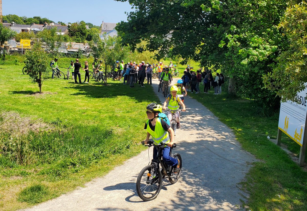 Belle rencontre bilangue sur le site de la prairie bleue entre les élèves de CE2 CM1-2 de l’école publique Mac-Orlan  Lanrivoaré &amp; des élèves de 6ème du collège Simone Veil de St-Renan.
Jeux, ateliers en anglais &amp; espagnol- Mobilités douces à l'honneur #SRAV Bravo pour les 16 km!