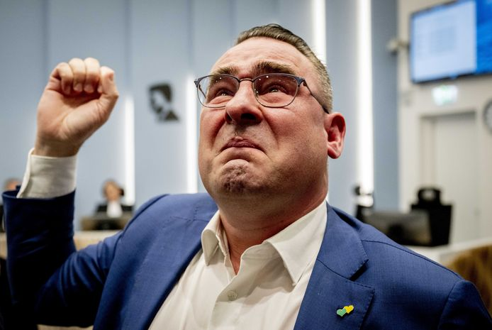 SanderSassen's tweet photo. U weet wie dit is toch? Juist, @richarddemos, die inmiddels al vijf jaar bezig is met procederen tegen claims van o.a. omkoping en corruptie. Richard is zojuist vrijgesproken van omkoping en corruptie, van harte gefeliciteerd Richard!

#demos #corruptie #omkoping #om https://t.co/T0hGbYXdDl