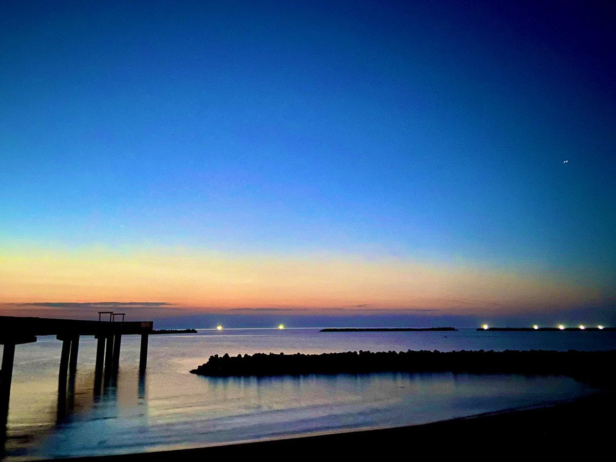 risato4349's tweet photo. 今日は1年で1番 昼の時間が長い夏至
PM8:00撮影
空がまだ ほんのり明るい
水平線にはイカ釣り漁船の漁火が
まるで海の蛍のようです✨️ https://t.co/NaomM5K5Ku