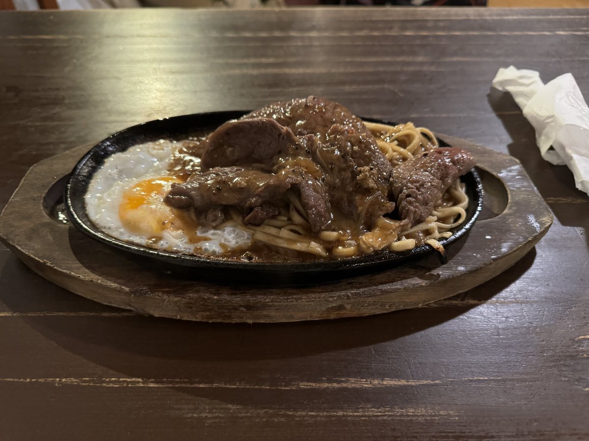 Formosanhistory's tweet photo. 本当は、鍋焼王に俺はなる！と矢印の「鍋燒意麵」を食べに来たのだけど、本日はどうもごはんと🍖🥩をがっつきたい気分なので、蝦仁飯(エビチャーハン)と鐵板牛排麵(台湾独特のステーキ)にした。鍋焼王への道は少しお預け。
味はやはり台湾人が多いだけあって、台湾の味そのもの。
#台湾メシ https://t.co/2oiqpAg9sz