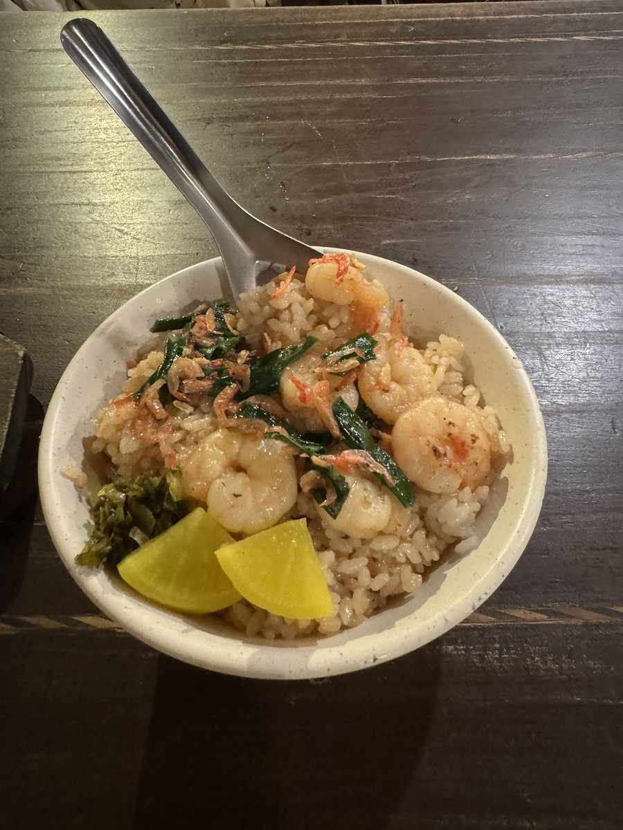 Formosanhistory's tweet photo. 本当は、鍋焼王に俺はなる！と矢印の「鍋燒意麵」を食べに来たのだけど、本日はどうもごはんと🍖🥩をがっつきたい気分なので、蝦仁飯(エビチャーハン)と鐵板牛排麵(台湾独特のステーキ)にした。鍋焼王への道は少しお預け。
味はやはり台湾人が多いだけあって、台湾の味そのもの。
#台湾メシ https://t.co/2oiqpAg9sz