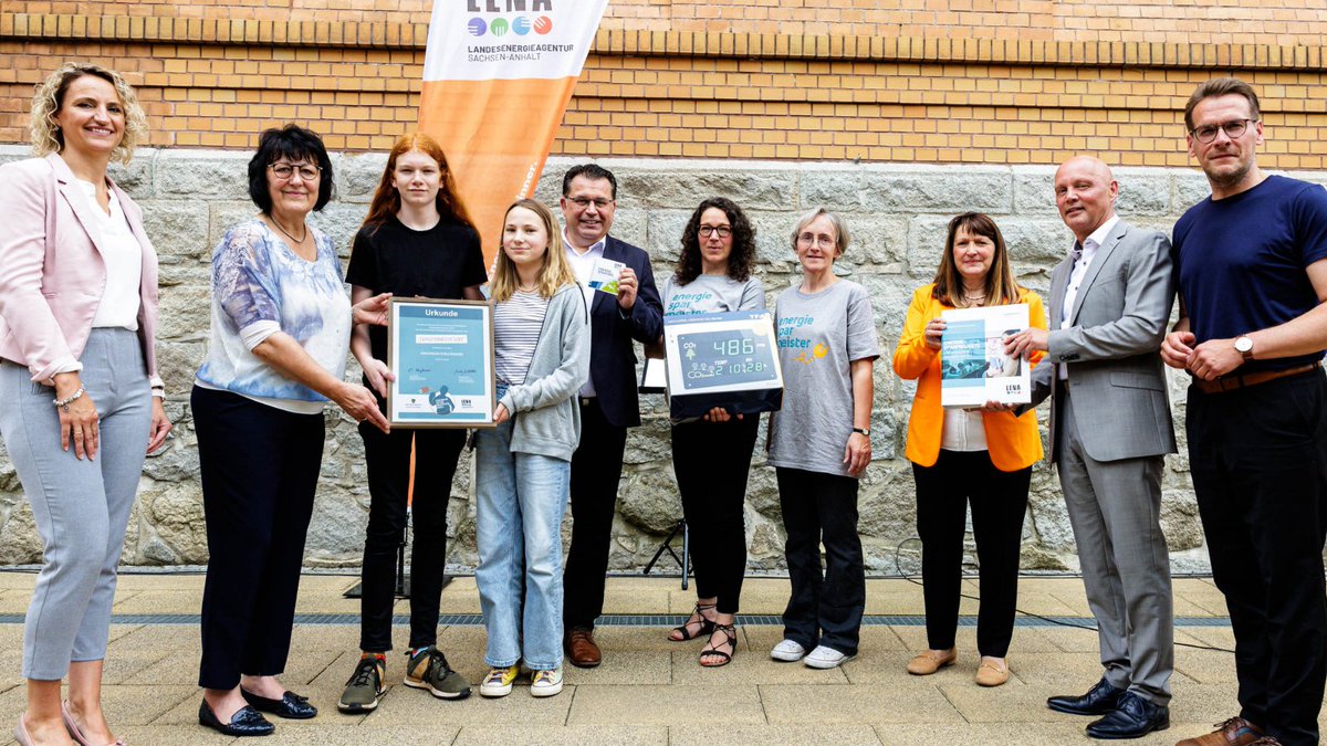 Große Freude für unseren #Energiesparmeister am letzten Schultag vor den Sommerferien: Besuch von Bildungsministerin Eva Feußner und LENA-Geschäftsführer Marko Mühlstein. Mit im Gepäck hatten sie eine Urkunde sowie viele nützliche #Unterrichtsmaterialien lsaurl.de/BR9vj3