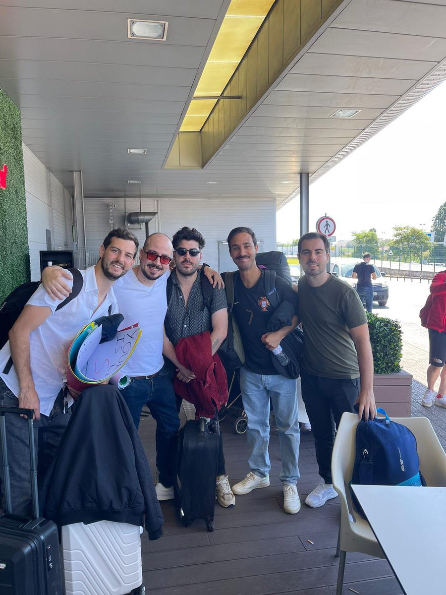 A caminho da Alemanha, finalmente. Podem seguir a página <a href="/pardonmypt/">pardonmyportuguese</a> aqui e no Instagram, além das nossas contas pessoais. Vou partilhando tudo por aqui também. Lançaremos episódios e vlogs especiais no canal de Jogo pelo Jogo. Vai ser único.