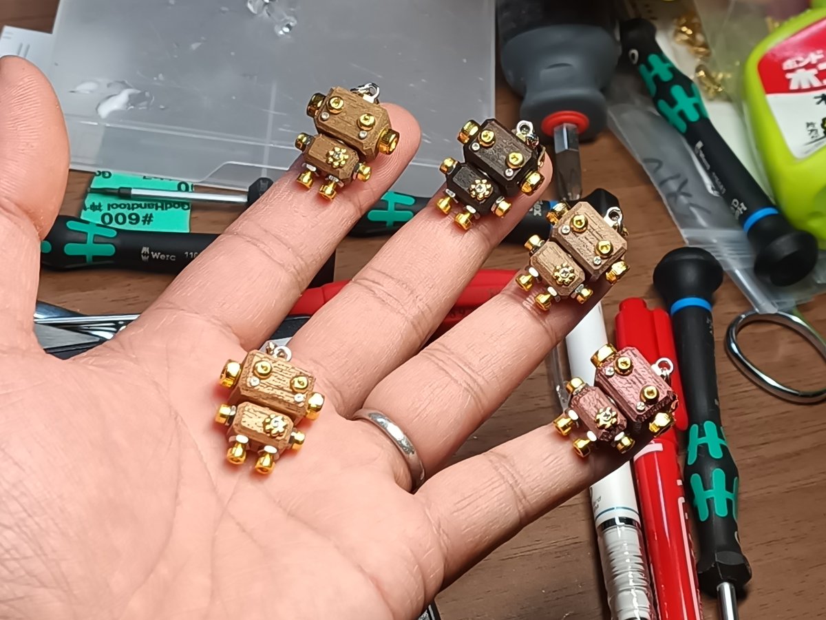 mitocraftdiy's tweet photo. 久しぶりに
#プレゼント企画
・ロボットキーホルダーチャーム シルバー1体
・2024/06/23(日) 21時まで
・フォロー&amp;イイね&amp;リツイートで参加
お気軽にご参加くださいませ！

可愛いロボ作ってます！
ぜひオンラインショップを覗いてみて下さいね！
https://t.co/B35PnYYo52 

#プレゼントキャンペーン https://t.co/HtV0zVBEs0