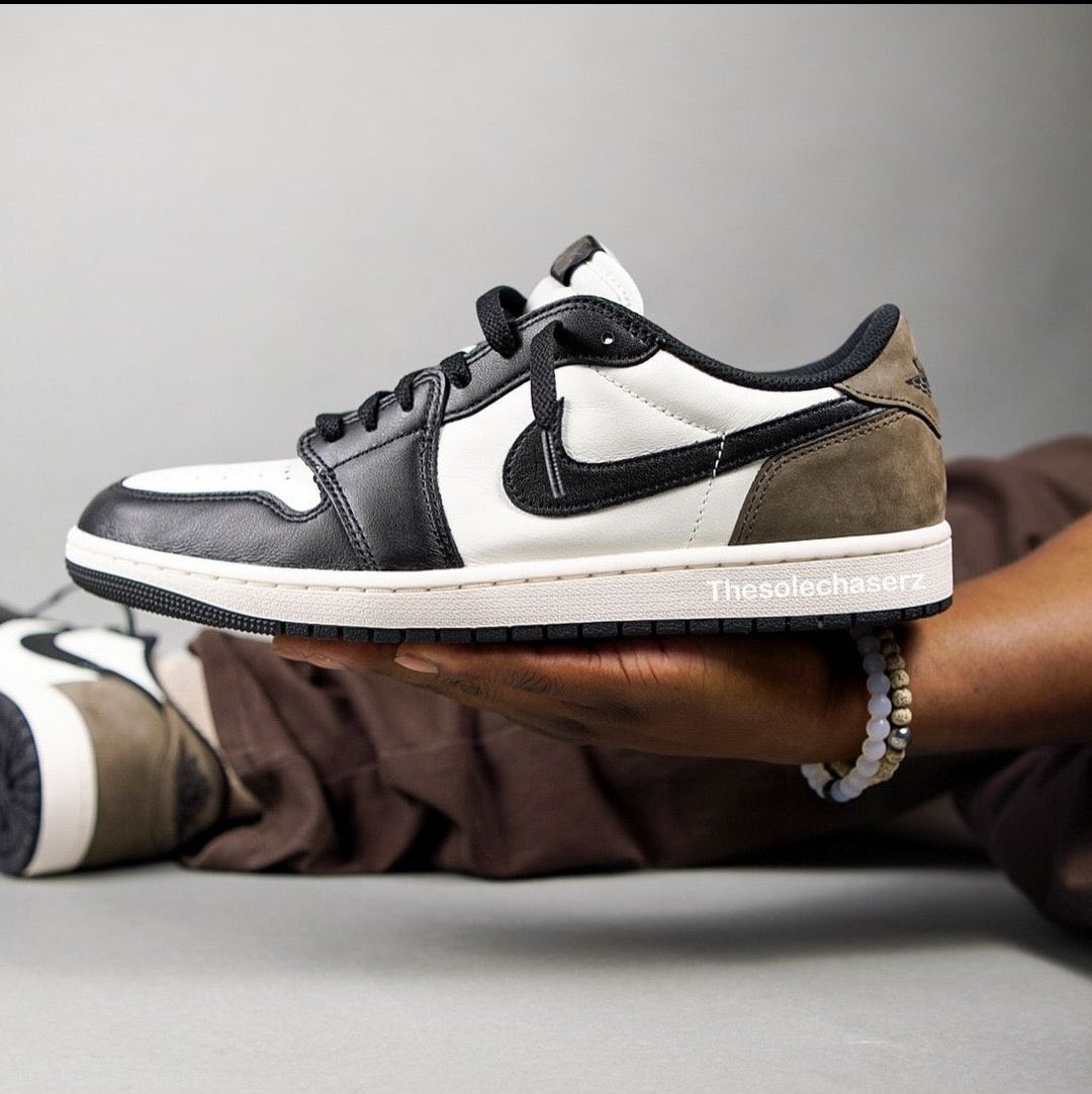 On a de nouvelles images portées de la Jordan 1 Low OG 'Mocha' qui devrait sortir le 21 septembre… 👀

Vous aimez ?