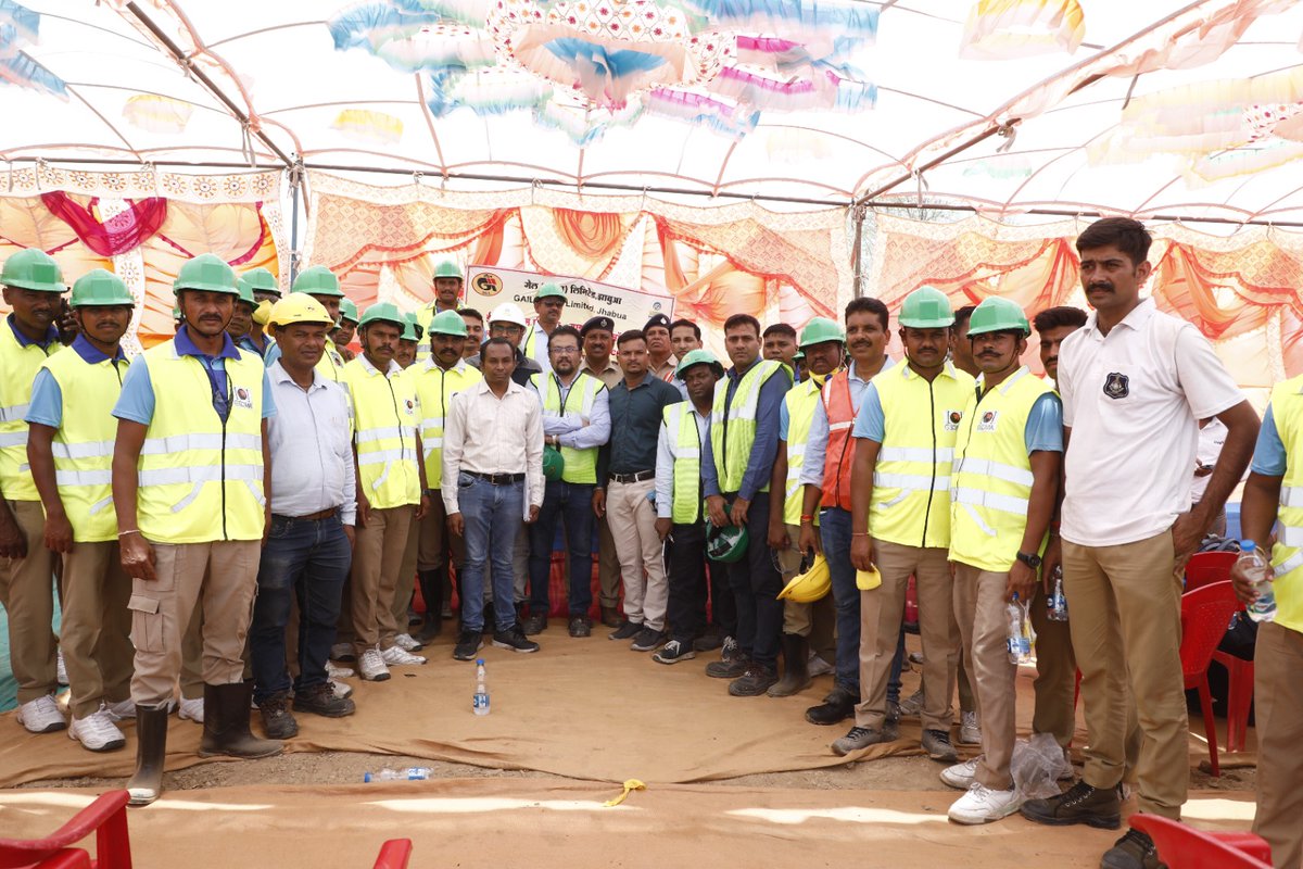 CollectorDahod's tweet photo. દાહોદ જિલ્લામાં ગેસ પાઇપ લાઈનને લઈને આકસ્મિક ઘટના બને ત્યારે કેવી રીતે કામગીરી બજાવવાની હોય તે અંગે ગેલ ઇન્ડિયા લી. ઝાબુઆની ટીમ દ્વારા દૂધમલ થી બડબારાની ગેસ ��ાઈનને ધ્યાને રાખી મોકડ્રીલ આયોજના કરવામા આવ્યું. સાથે લોકજાગૃતિ થાય તેવા પ્રયત્નો કરવામાં આવ્યા. @CMOGuj https://t.co/h4ZYdo78j8