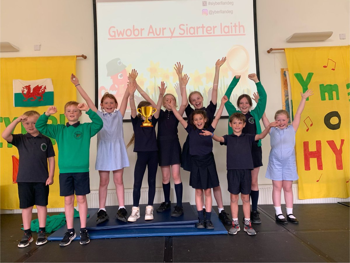 Llongyfarchiadau i’r Dreigiau am weithio mor galed eleni ac ennill Wobr Aur y Siarter Iaith! 🎉 Rydym ni wrth ein bodd 🏆🏴󠁧󠁢󠁷󠁬󠁳󠁿
Congratulations to our Dreigiau who have won the Gold Award for the Siarter Iaith! They have worked hard all year 🏆🏴󠁧󠁢󠁷󠁬󠁳󠁿 #siyberllandeg