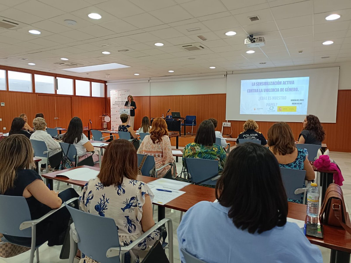 Hoy en la jornada de sensibilización contra la violencia de género hemos hablado de nuestro papel activo y de los protocolos que podemos poner en marcha. Gracias a activar esos protocolos podemos parar situaciones de maltrato <a href="/aytoalm/">Ayuntamiento de Almería</a> #PactodeEstadocontralaViolenciaDeGénero