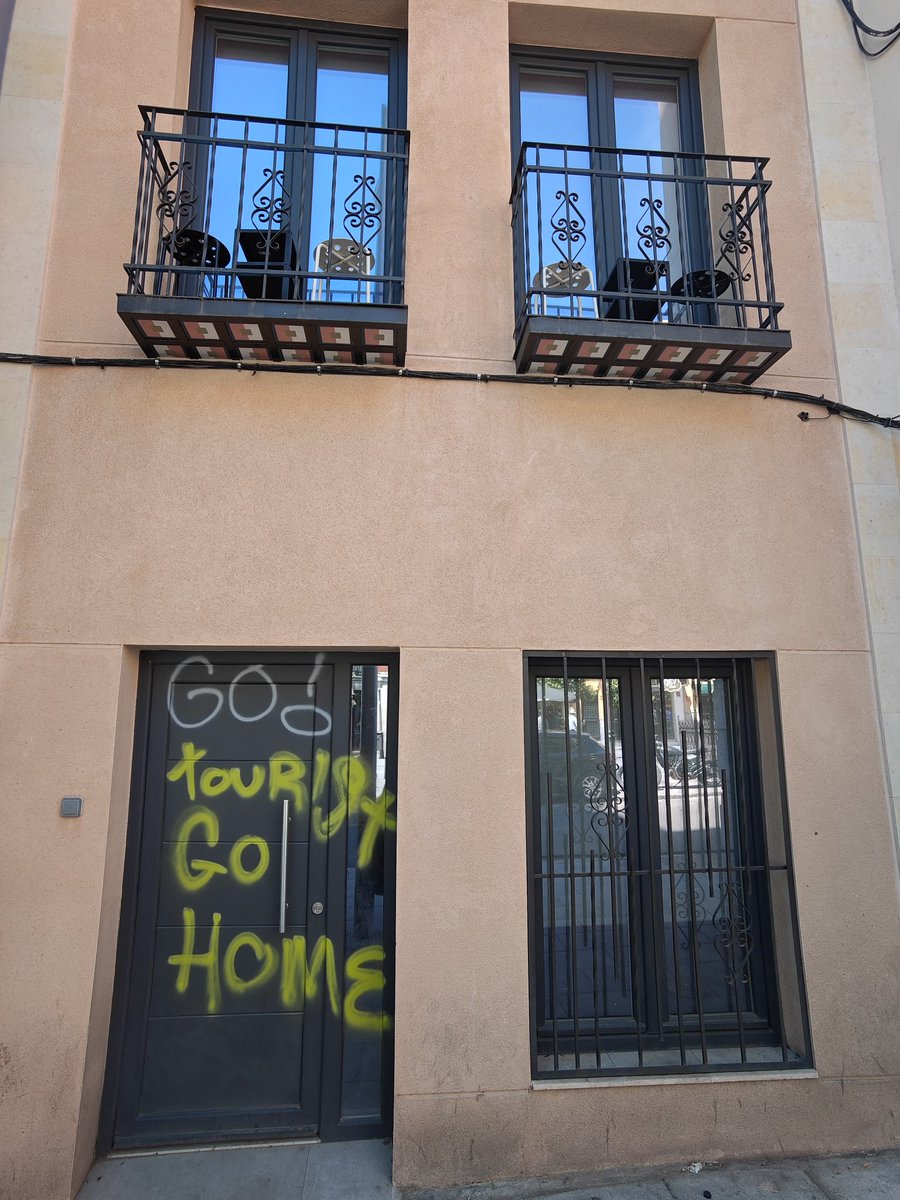 elmonch's tweet photo. @IdiazAyuso Esto es lo que estais consiguiendo,una autentica persecución a pequeños propietarios con licencia de la Comunidad de Madrid. Hasta que pase algo que nadie quiere. https://t.co/ZFEHPzt4RN