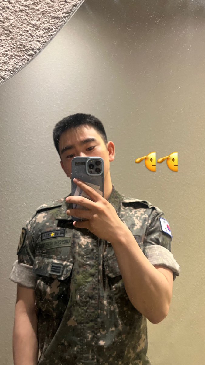 natviiix's tweet photo. ป้ายแสดงเครื่องหมายหน่วยรบพิเศษ
특급⭐️전사 แสดงให้ทราบว่าเป็นทหารที่ผ่านการสอบขั้นสูงให้เป็นหน่วยรบพิเศษ ซึ่งการสอบนี้ยากมาก แบบทดสอบมีทั้งทักษะด้านร่างกายและจิตใจ เช่น

- ยิงปืน 250 เมตร ยิงแม่นกว่า 18 นัด จาก 20 นัด
- วิดพื้น 72 ครั้งขึ้นไป ภายใน 2 นาที
- sit-up 86 ครั้งขึ้นไป ภายใน 2 นาที
- วิ่ง 3 km ภายในเวลา 12 นาที 30 วินาที
- วิ่งขึ้นเขา 3 km ภายใน 15 นาที

นอกจากนี้ยังมีแล้วยังมีวิ่งแบกน้ำหนัก/ เดินทางไกล/ ไต่เชือก/ การต่อสู้แบบทหาร การทดสอบสภาพจิตใจ ไปจนถึงทักษะพิเศษอย่างการใช้ระเบิด

นจย เก่งมากที่ผ่านด่านพวกนี้มาได้ ภูมิใจให้เต็มที่เลยนะ เราก็ภูมิใจในตัวเค้ามากๆ เหมือนกัน ฮืออออ ร้องไห้ เราไม่ต้องเก่งก็ได้ นจย เก่งแทนเราไปแล้ว😭😭

หาอ่านเพิ่มเติมได้จาก link
https://t.co/xkWXXOWT3D

@JINYOUNG 
#Jinyoung #ParkJinyoung #진영 #박진영