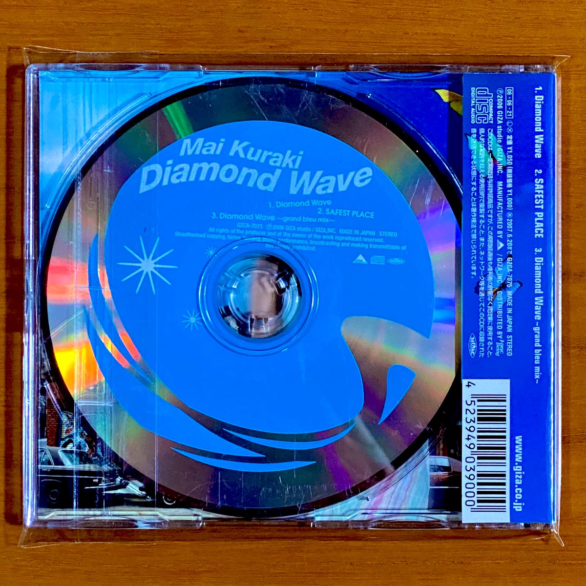 astromaniax26's tweet photo. 本日で発売から18年!
2006年6月21日 発売
【Diamond Wave/倉木麻衣】
告知ポスターとCD
オリコン最高7位
倉木の夏が今年もやってくる♪
ってカンジでしたね!
同名のアルバムも
1ヶ月半後に発売
#倉木麻衣
#DiamondWave
#24thシングル
#ビーイング
#GIZA
#マキシシングル
#ポスターとCD https://t.co/JoDxIWa8KT