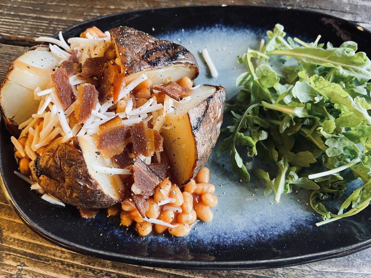 soundloungeCIC's tweet photo. We are trying jacket potatoes for a quicker lunch offer. 

Today’s toppings : cheeze, beans and crispy ‘bacon’. We are going to try making up a chili too for them. Any ideas or thoughts let us know. 

£6.50 🥔♥️ https://t.co/y5BzhtYTsI