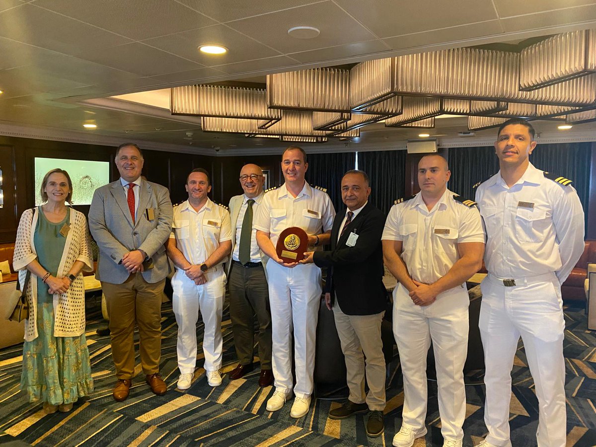 salvamentogob's tweet photo. El capitán y parte de la tripulación del crucero Insignia han recibido una muestra de agradecimiento por su labor en el rescate de 71 personas de un cayuco a 427' de Tenerife. https://t.co/c4z89ytLPc