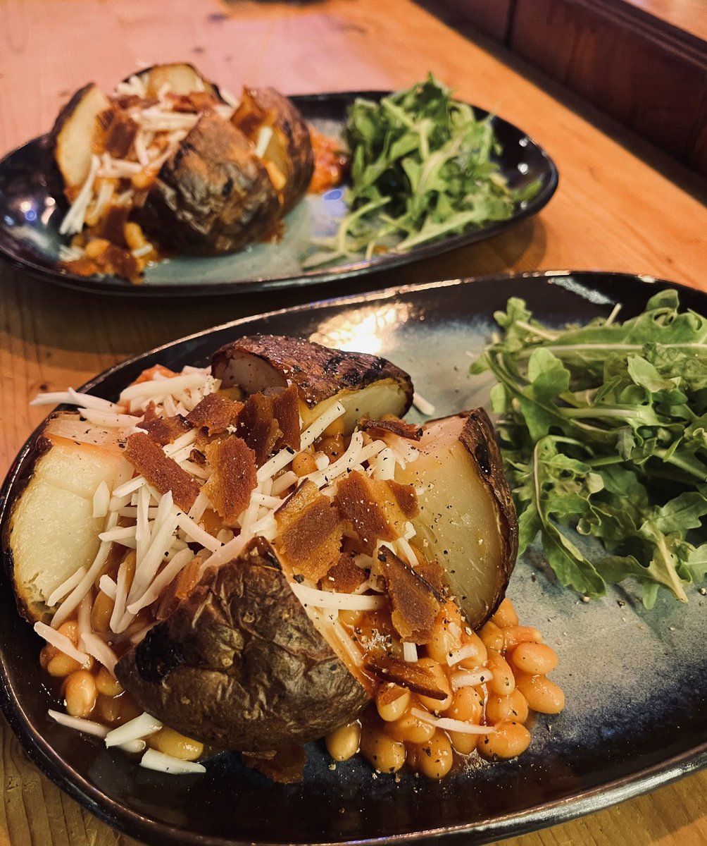 soundloungeCIC's tweet photo. We are trying jacket potatoes for a quicker lunch offer. 

Today’s toppings : cheeze, beans and crispy ‘bacon’. We are going to try making up a chili too for them. Any ideas or thoughts let us know. 

£6.50 🥔♥️ https://t.co/y5BzhtYTsI