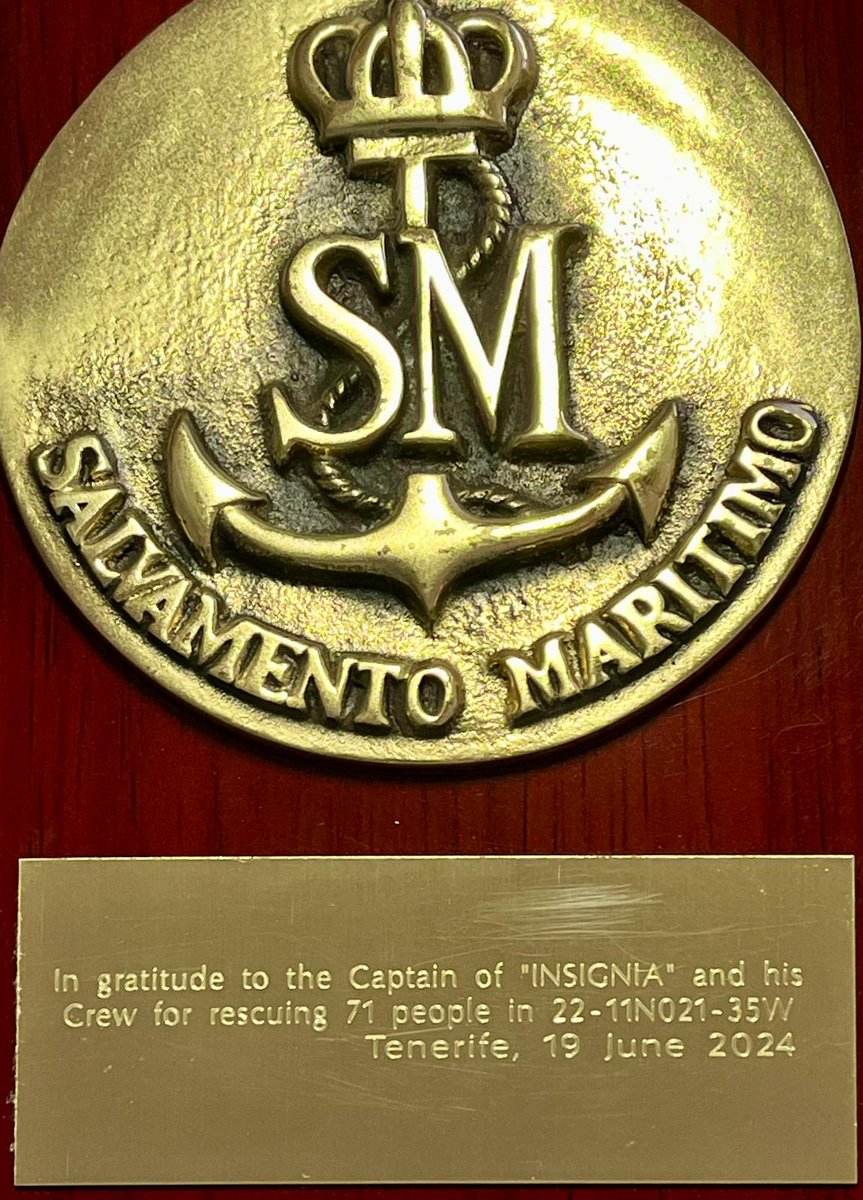 salvamentogob's tweet photo. El capitán y parte de la tripulación del crucero Insignia han recibido una muestra de agradecimiento por su labor en el rescate de 71 personas de un cayuco a 427' de Tenerife. https://t.co/c4z89ytLPc