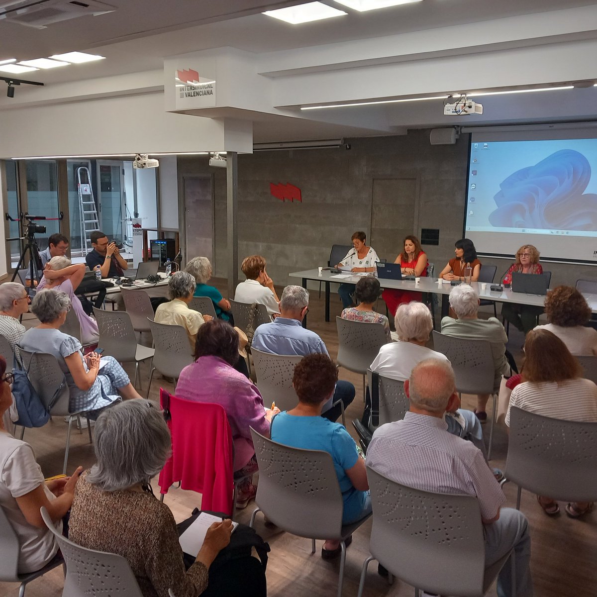 LuisV_1789's tweet photo. "Mujeres en lucha. Democracia y feminismo al final del Franquismo". Un lujo contar con @mgarzonmolina @fibgar_ , Vicenta Verdugo y @CarmenGaitanSa1 💜. Sois un ejemplo para mi alumnado y contad con nosotr@s para q este mensaje llegue a las aulas. 'Educación,  Memoria y Feminismo' https://t.co/CFmztldfAC