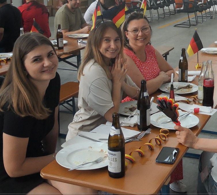 "Teamplayer statt Ego-Shooter" ist nicht nur ein Motto auf unserer Website, sondern ein gelebter Grundsatz bei der eso – auch nach Feierabend. Anlässlich des Starts unseres neuen zweiten Geschäftsführers und der Fußball-EM, haben wir natürlich gemeinsam das Spiel verfolgt 😎