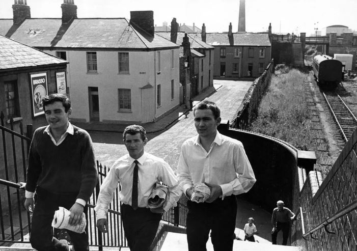 Only a wall remains of what used to be one of Cardiff's busiest suburbs  tinyurl.com/39eudm5c