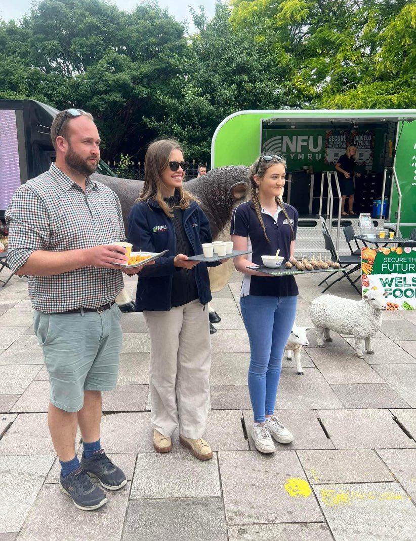 Busy morning in Cardiff helping <a href="/NFUCymru/">NFU Cymru 🚜</a> promoting and supporting Welsh food and farming.

#welshfarmingweek 
#SecureWelshFood #DiogeluBwydCymru