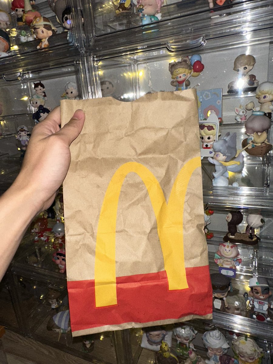 TOTOGABACK's tweet photo. มื้อเย็นวันนี้ เห็นแล้วหิวเลยยย 🍗🍟😋 #McDchickendanceXDaouOffroad https://t.co/DkDTyY6FE3
