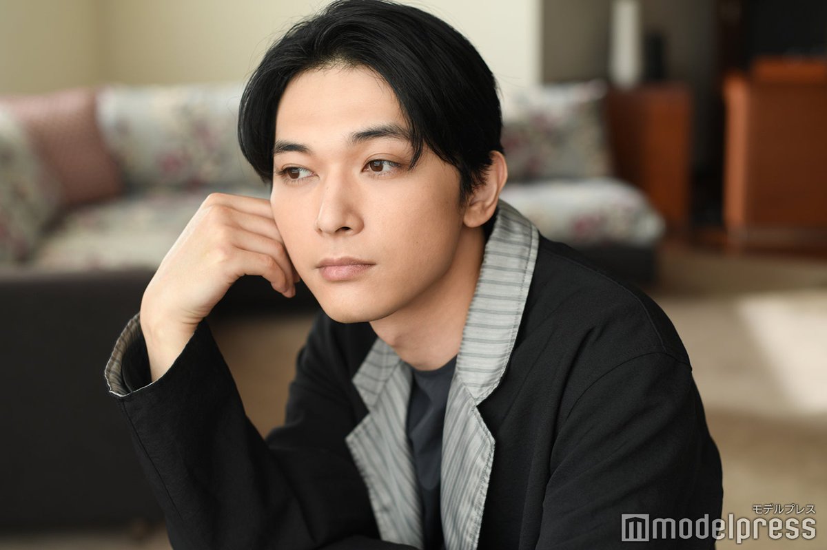 modelpress's tweet photo. 【📸写真多数】吉沢亮の夢を叶える秘訣
https://t.co/Nle7b98Ya3

努力するとかはもう当たり前ですからね。…「思い立ったらすぐその場でやること」かな。人間って「あれやろう、これやろう」って計画していくとやらない。面倒くさくなっちゃって、やらなくて良い理由を探し出しちゃうらしいんです。 https://t.co/2sRKzlLsF6