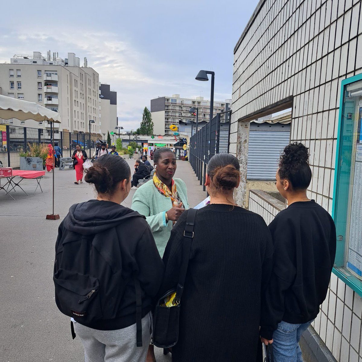 En campagne sur le terrain, à l’écoute des habitants de notre circonscription. Vos préoccupations et vos idées sont essentielles pour construire ensemble. Venez échanger avec moi. Votre voix compte dès le premier tour, ce 30juin. 🗳️