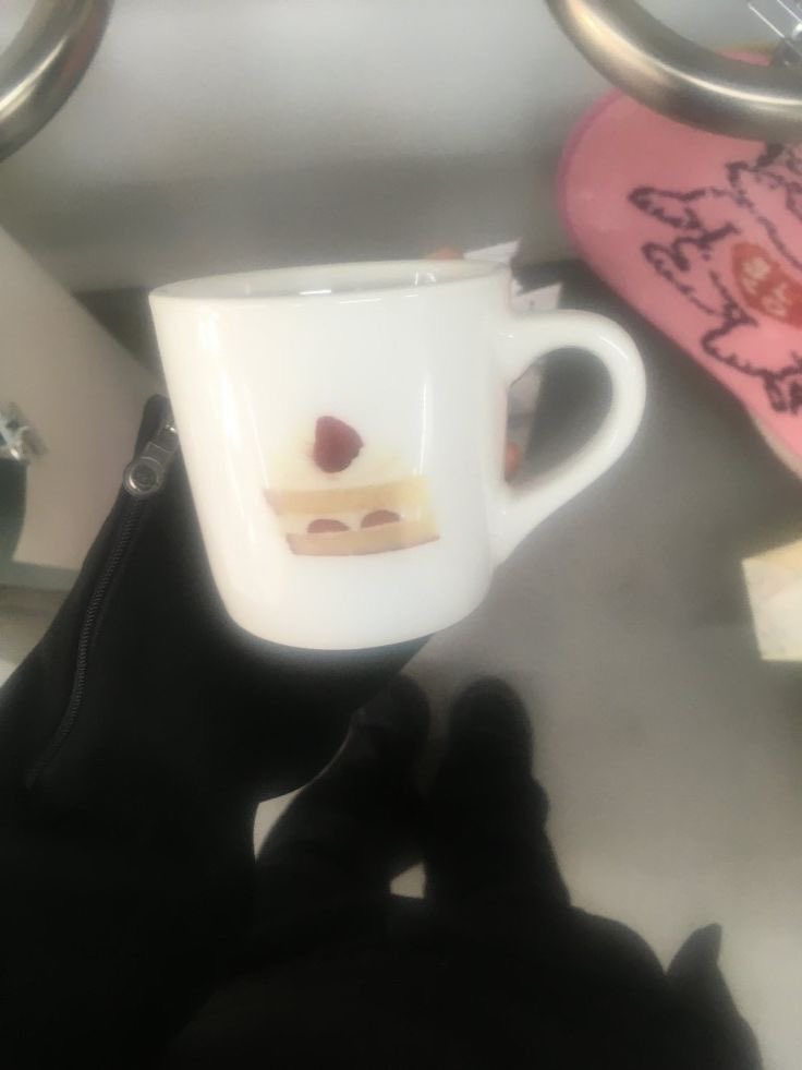 restarting my acc...

hi im kat, looking for moots ! #studytwt #archivetwt 

𐙚 about me
- she 18 enfp filo
- incoming ust arki student
- likes: books, coquette, wave to earth, documenting/vlogging, fashion, makeup/skincare

♡ or ↻ are appreciated !