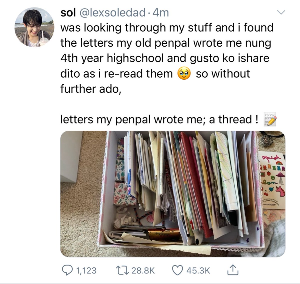feildnotes's tweet photo. ligaya,
a short #sunsun au

in which sol finds the letters his old penpal wrote him, and decides to let the internet do his thing.

the catch?

medyo sikat na pala yung penpal niya ngayon. oops! https://t.co/dPiSXLSnSD