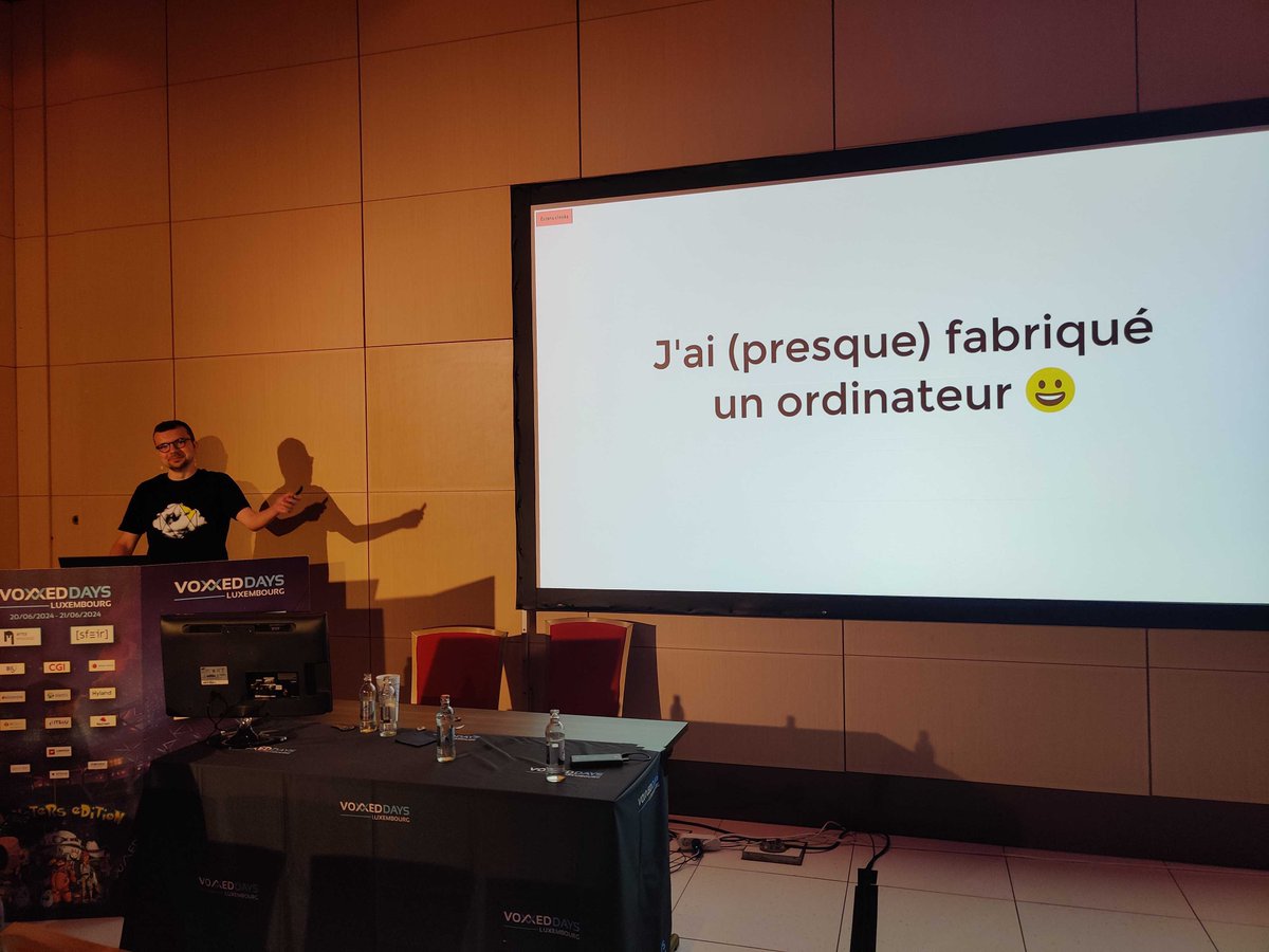 clever_cloudFR's tweet photo. Mais regardez-le ! 🤩 @_Akanoa_ est dans la place pour son talk sur comment "Fabriquer un ordinateur de zéro" au @voxxed_lu 😎 https://t.co/uH50jU5j3c