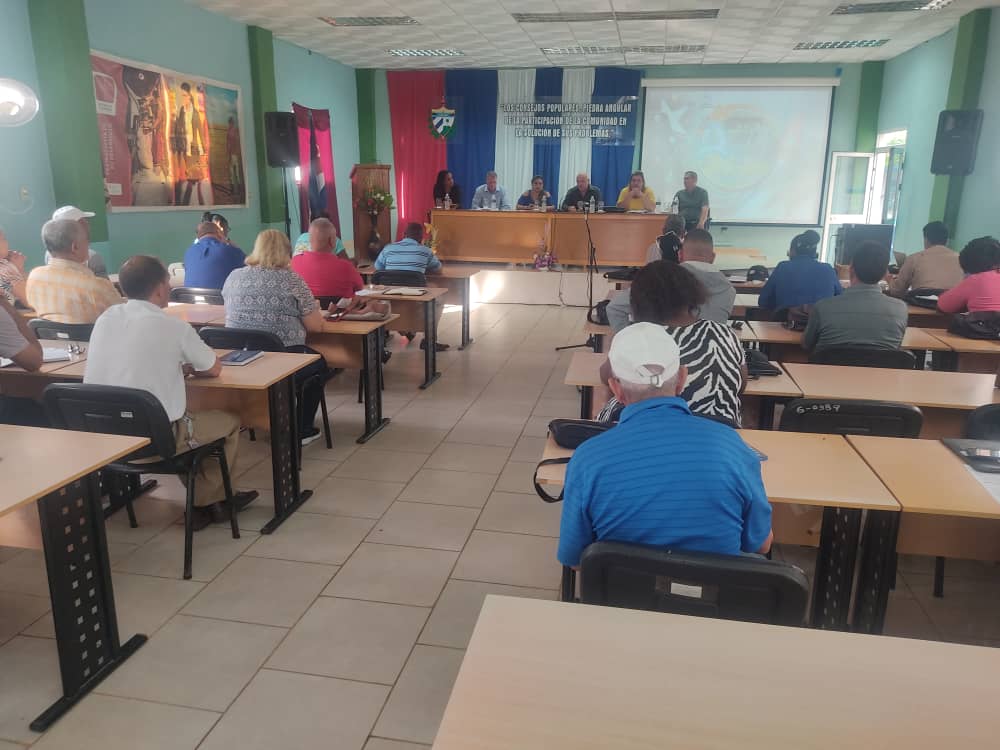 Ahora en #Cienfuegos, el Viceprimer ministro cubano <a href="/JorgeLuisTapiaF/">Jorge Luis Tapia Fonseca</a> chequea en el municipio de Aguada de Pasajeros los principales programas de la economía del municipio, como parte de la visita gubernamental realizada a la provincia.