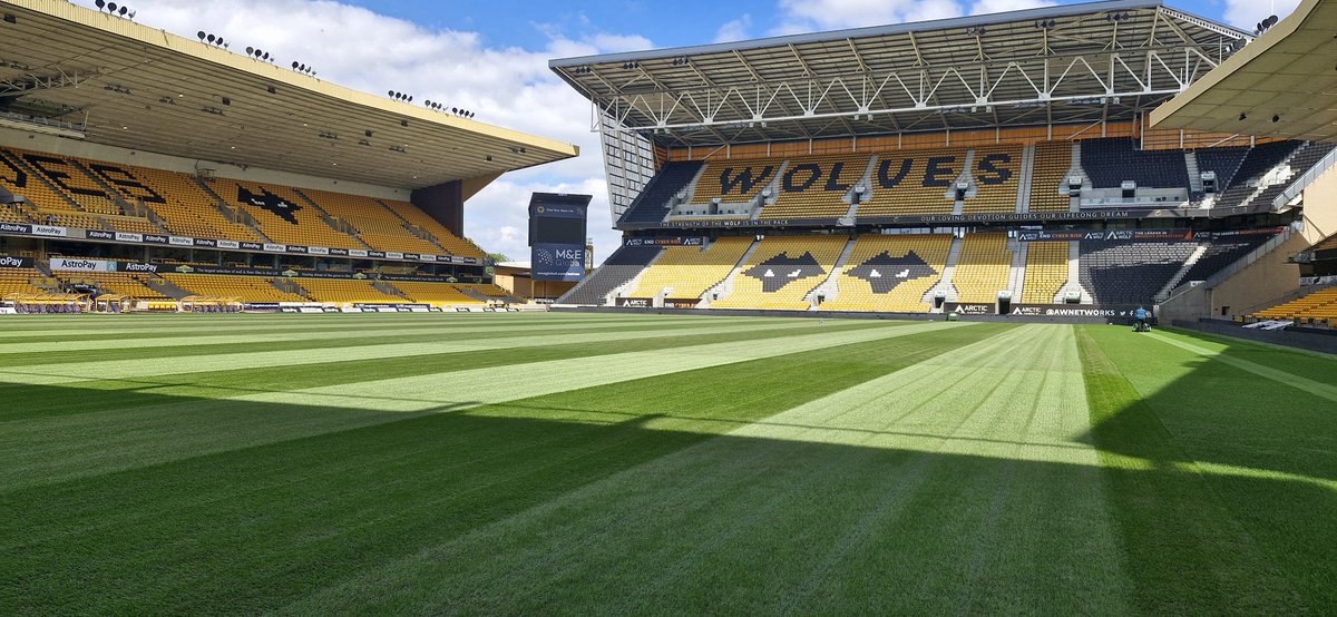 powerplaytone's tweet photo. Lovely day for the first cut after renovations 👌 🌞 #molineux #wolves #groundsmanship https://t.co/CqsYP5d3Ph