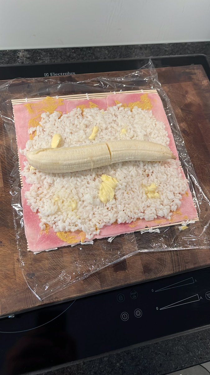 TrilluXe's tweet photo. Ich habe gehofft, dass dieser Tag nie kommen würde, aber im Rahmen eines Horrorgames (mit Bestrafungen wenn ich zu laut werde) habe ich heute die “Reisbanane” von @ETvanSchleck zubereitet.

Zutaten: Reis, Banane, Senf, Kochschinken, Butter

Ich kann es kaum erwarten 🤪 Heute Abend im Stream.