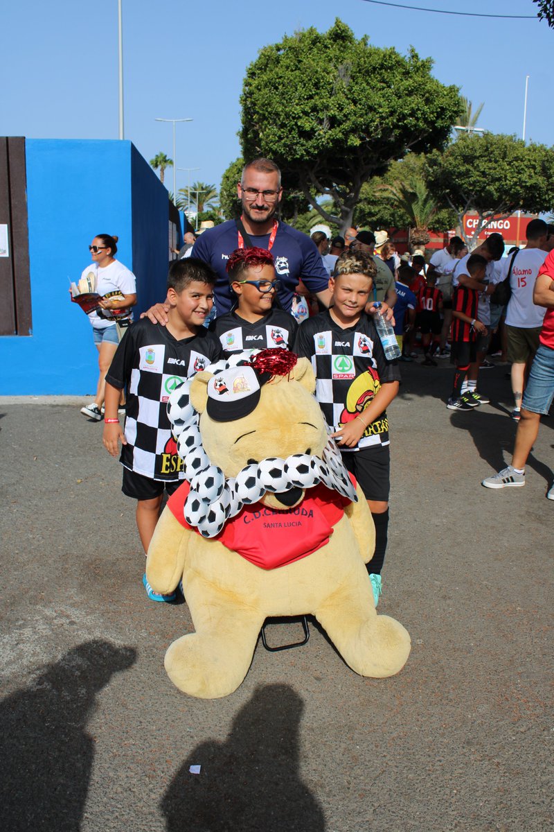 Maspalomas Cup (@maspalomascup) on Twitter photo ๐งธ ยกEl oso del <a href="/cdcerruda/">CLUB DEPORTIVO CERRUDA SANTA LUCรA T.</a> era uno mรกs entre la aficiรณn y seguro que no se perderรก el Pasacalles de las Aficiones! Y ustedes tampoco deben hacerlo, asรญ que recuerden:
๐๐จ๐๐ฉ๐๐ฆ ๐ฎ๐ณ ๐๐ ๐๐จ๐ก๐๐ข
๐ 18:00H: Concentraciรณn en Parque Sur.
๐ 19:00H: Empieza el Pasacalles. ๐งธ ยกEl oso del <a href="/cdcerruda/">CLUB DEPORTIVO CERRUDA SANTA LUCรA T.</a> era uno mรกs entre la aficiรณn y seguro que no se perderรก el Pasacalles de las Aficiones! Y ustedes tampoco deben hacerlo, asรญ que recuerden:
๐๐จ๐๐ฉ๐๐ฆ ๐ฎ๐ณ ๐๐ ๐๐จ๐ก๐๐ข
๐ 18:00H: Concentraciรณn en Parque Sur.
๐ 19:00H: Empieza el Pasacalles.